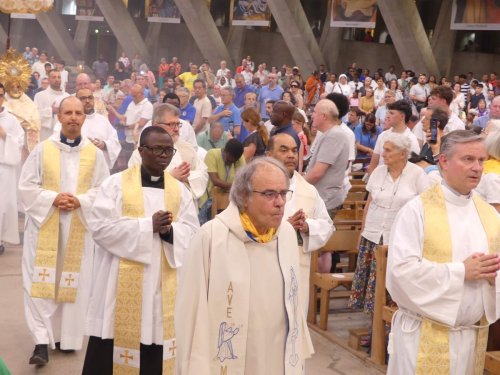 2025 08 08-07-procession-eucharistique-14
