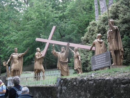 02-jesus-est-charge-de-sa-croix