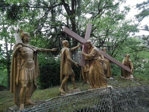 05-simon-de-cyrene-aide-jesus-a-porter-sa-croix