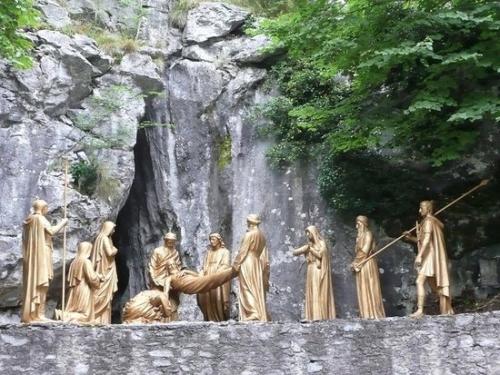 14-jesus-est-mis-au-tombeau